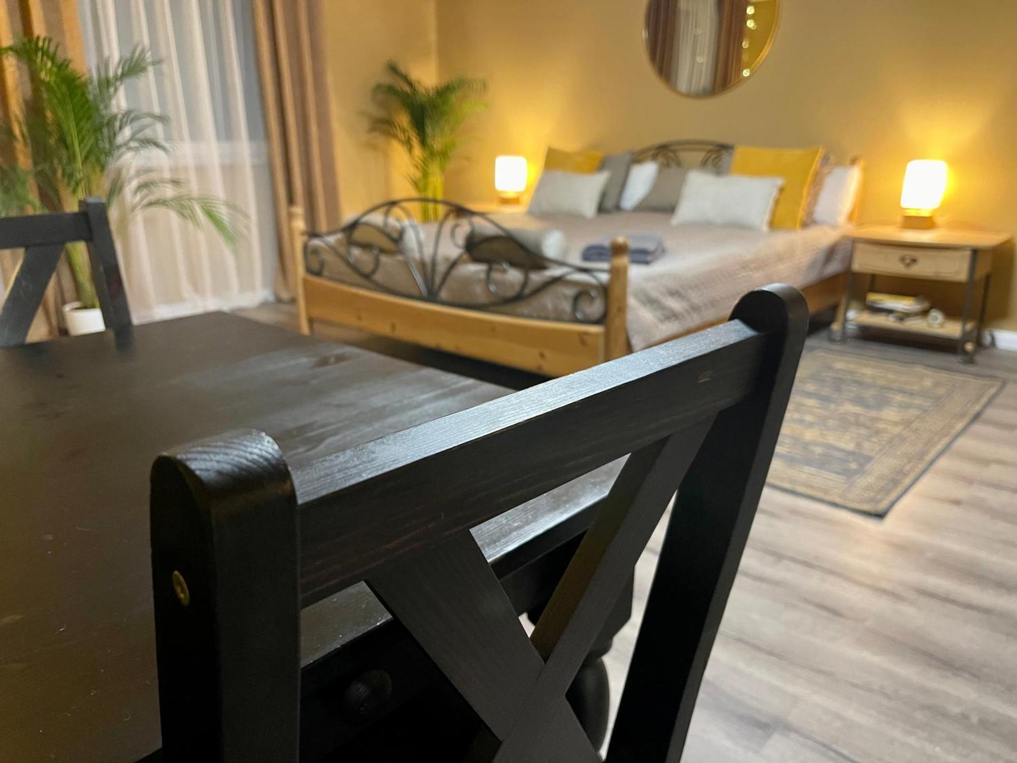 Terracotta Apartment - Zentral, Parken, Netflix, Kontaktloses Einchecken, Kingsize-Bett Wuppertal Esterno foto