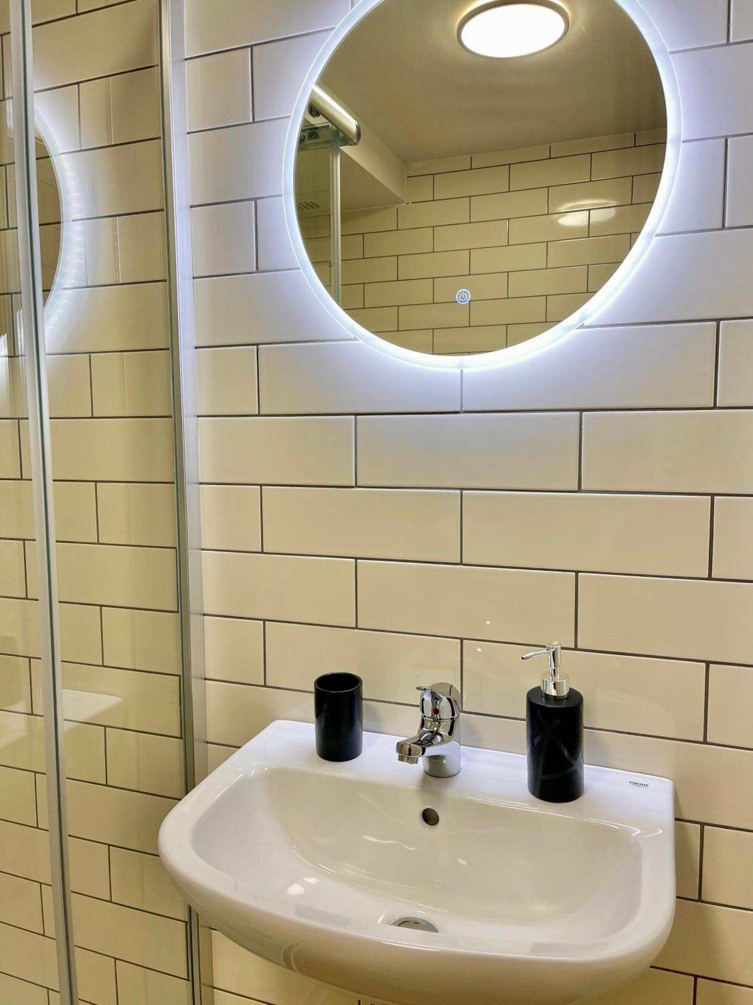 Terracotta Apartment - Zentral, Parken, Netflix, Kontaktloses Einchecken, Kingsize-Bett Wuppertal Esterno foto