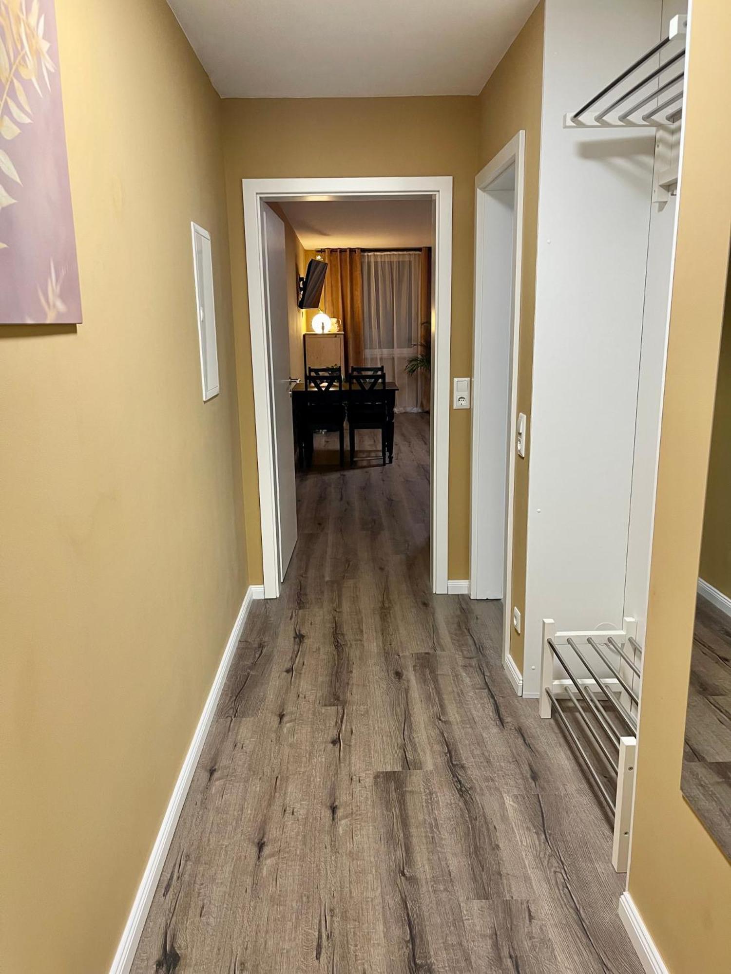 Terracotta Apartment - Zentral, Parken, Netflix, Kontaktloses Einchecken, Kingsize-Bett Wuppertal Esterno foto
