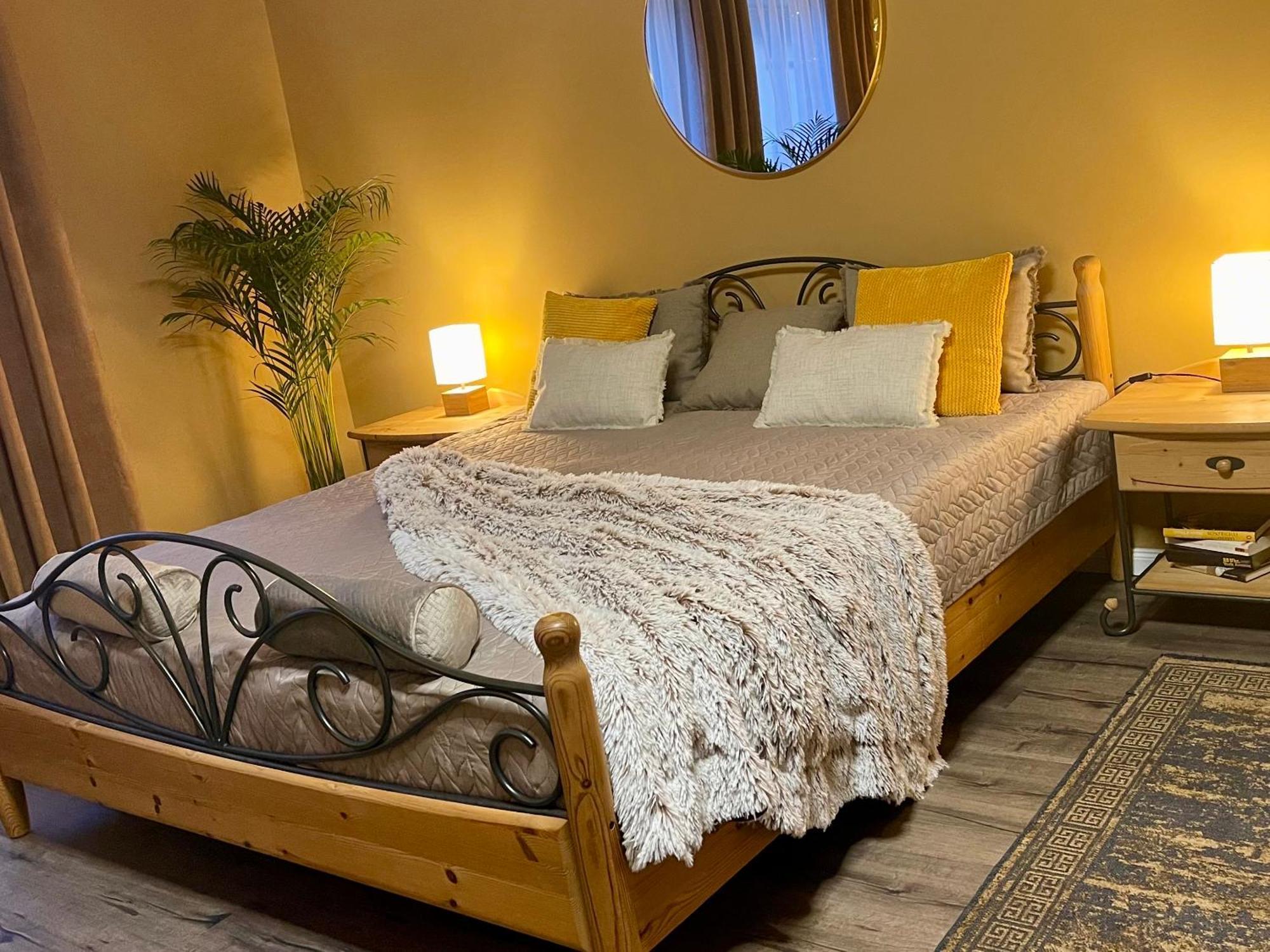 Terracotta Apartment - Zentral, Parken, Netflix, Kontaktloses Einchecken, Kingsize-Bett Wuppertal Esterno foto