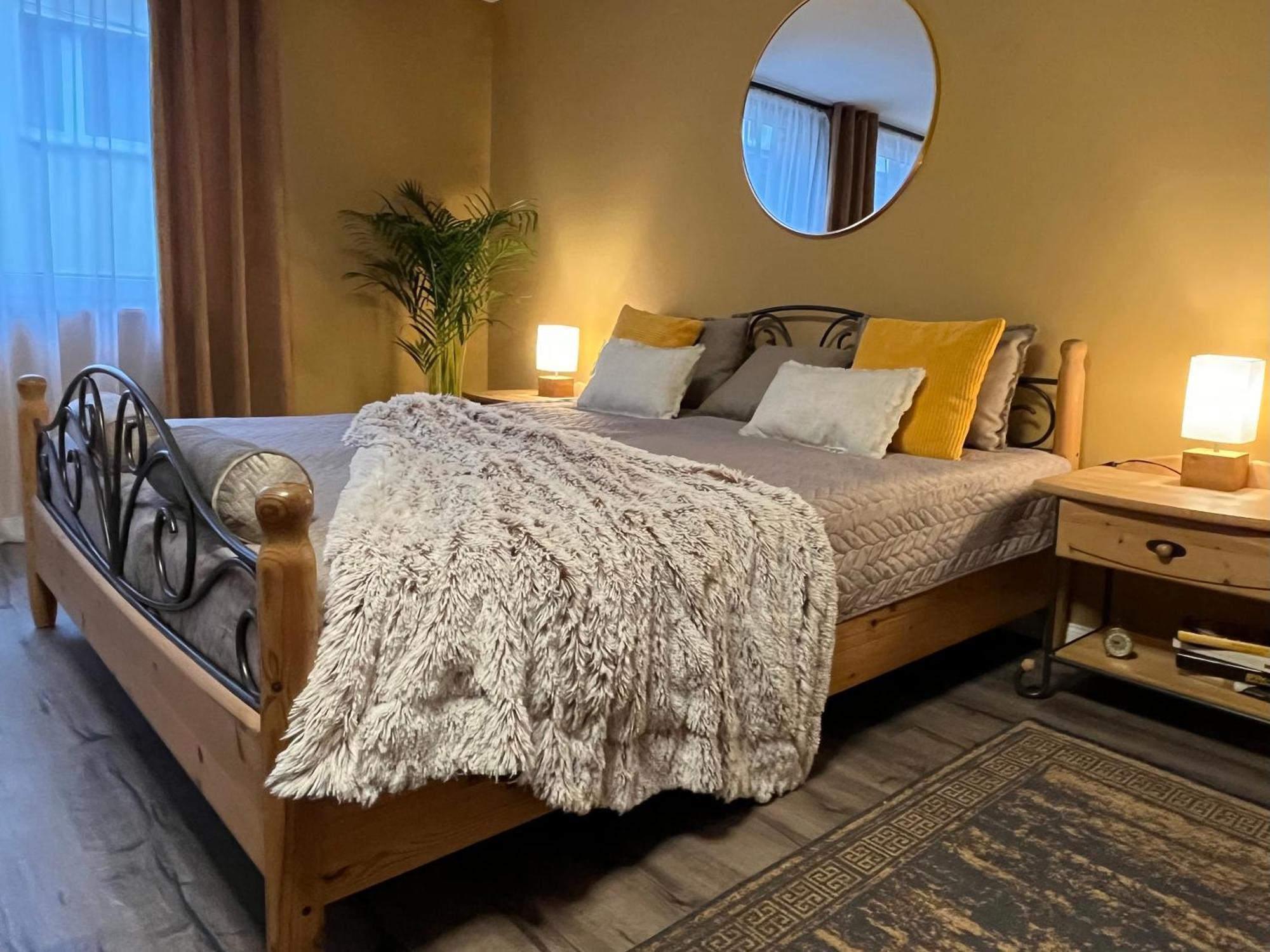 Terracotta Apartment - Zentral, Parken, Netflix, Kontaktloses Einchecken, Kingsize-Bett Wuppertal Esterno foto